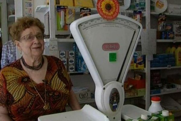 Odile côté épicerie, dans son café-tabac de Montclar en Aveyron.