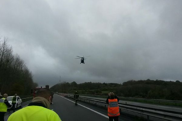 Un hélicoptère avec caméra thermique relève la température sur le site de l'accident pour valider la suite de l'intervention.