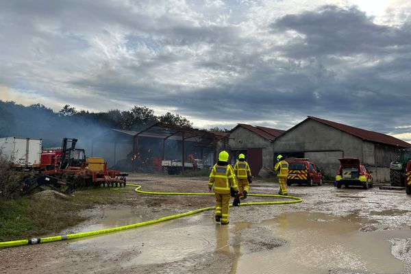 Un troisième incendie en trois semaines sur cette exploitation agricole, une enquête est en cours.