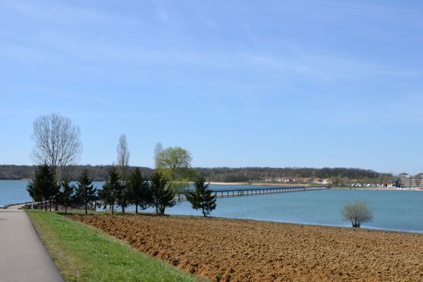 Après autant de temps sans eau, la terre à soif.