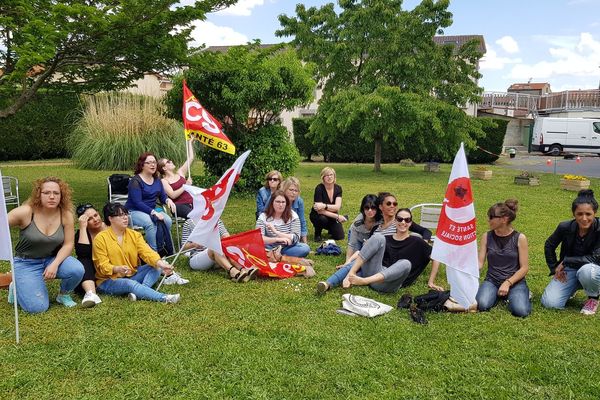 Les salariés de l’EHPAD de Cébazat, dans le Puy-de-Dôme, ont annoncé une grève illimitée, vendredi 25 mai. Depuis l’arrivée d’une nouvelle directrice, ils estiment que leur travail s’est dégradé. 