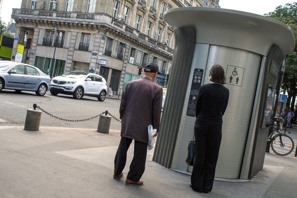 La Courneuve, ville de 45 000 habitants au nord de Paris, ne possède pas de toilettes publiques près des lieux de grand passage. (Illustration)