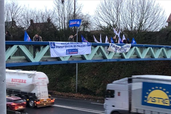 Des syndicats policiers ont accroché des banderoles au dessus de la Sud 3 mercredi 11 décembre pour protester contre le projet de réforme des retraites