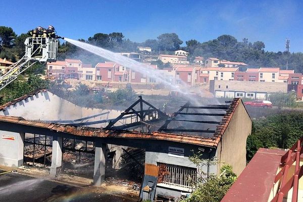 Clermont-l’Hérault - un entrepôt de motos ravagé par un incendie et une maison de retraite évacuée - 16 juin 2019.