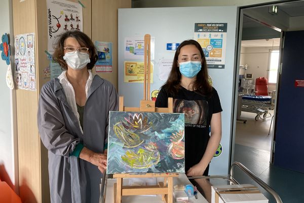 Chloé a terminé sa toile réalisée lors de l'atelier de peinture du Centre hospitalier d'Angoulême