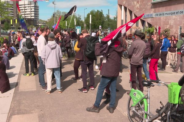 Les manifestants ont attendu la caravane du SNU Tour, qui n'est finalement jamais arrivée.