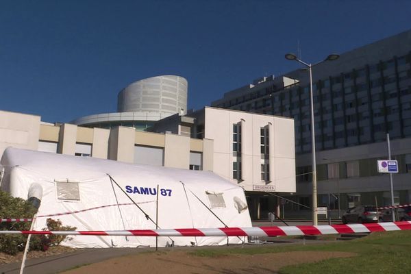 Une tente a été installée il y a deux semaines devant les urgences du CHU de Limoges.