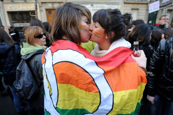Un couple de femmes s'embrasse pendant une manifestation de soutien au projet de Mariage pour tous
