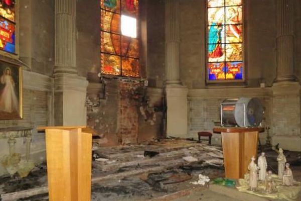 L'intérieur de l'église Saint-Louis, à Fontainebleau (Seine-et-Marne), ravagée par un incendie criminel, dimanche 10 janvier. 