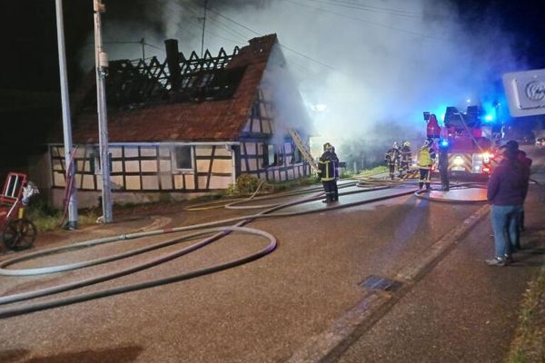 Une maison alsacienne a accidentellement pris feu dans la nuit du dimanche 1er au lundi 2 décembre 2024, à Siegen (Bas-Rhin). 25 pompiers étaient mobilisés sur place.