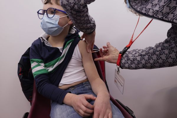 Joshua 8 ans volontaire pour se faire vacciner, le 8 janvier dernier à Mulhouse