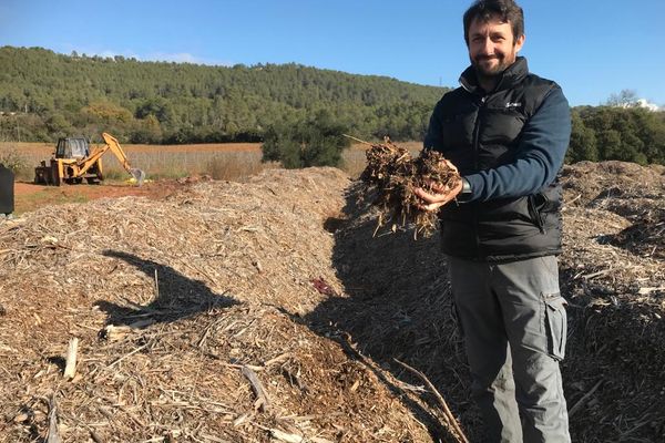 Vincent Galliano, viticulteur et maraîcher à Taradeau (Var), utilise le broyat pour enrichir et amender les sols de son exploitation.