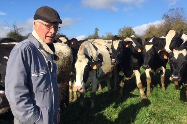 Producteur de lait à Voulpaix, dans l'Aisne, Daniel Henrelle s'inquiète pour son cheptel. 