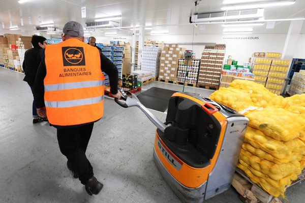 Installée à Décines-Charpieu, la Banque alimentaire du Rhône assure la répartition de plus de 5.860 tonnes de denrées alimentaires, chaque année, auprès d'une centaine d'associations partenaires.