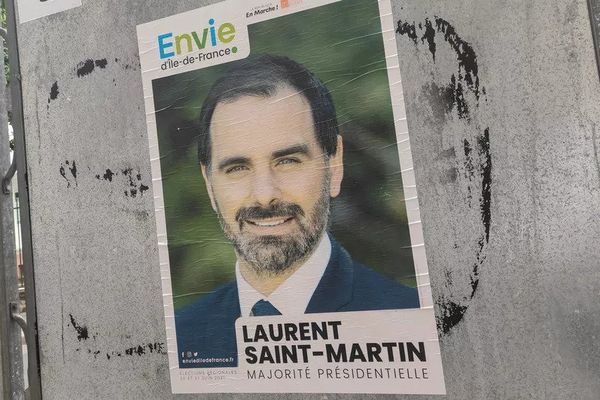 Une affiche de campagne de la liste "Envie d'Ile-de-France", menée par le député de la République en marche Laurent Saint-Martin, à Paris, le 5 juin 2021. 