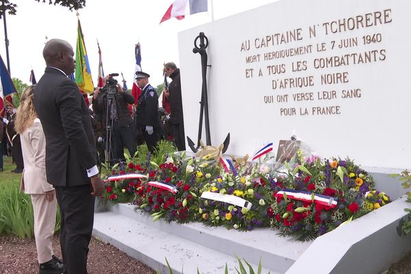 Le président de la transition gabonaise, Brice Oligui Nguema, devant la stèle en honneur au capitaine Charles N'Tchoréré mort pour la France le 7 juin 1940.