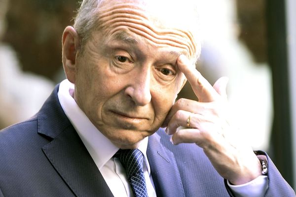 Gérard Collomb s'est prêté une fois de trop au jeu du selfie.