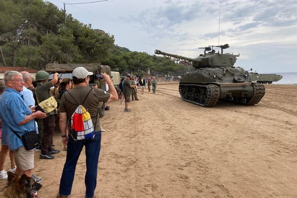 Au total, une centaine de personnes est venue assister à la reconstitution du débarquement de Provence sur la plage du Dramont, à Saint-Raphaël, ce jeudi 15 août.