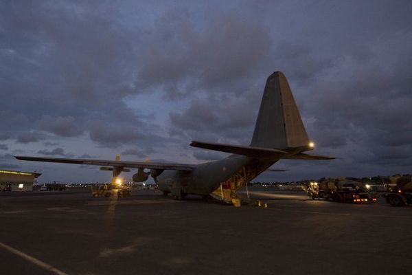 Un avion militaire français atterrit à l'aéroport de Bangui (22/03/2013)