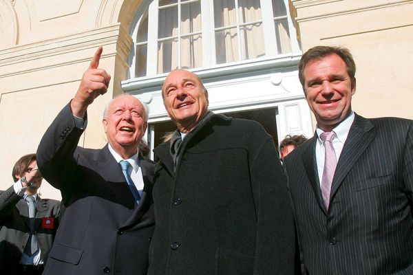 Jacques Chirac était venu à Marseille en novembre 2004, dans le cadre de la Cité de la réussite. A ses côtés, Jean-Claude Gaudin, maire de Marseille et Renaud Muselier, Secrétaire d'Etat aux Affaires.