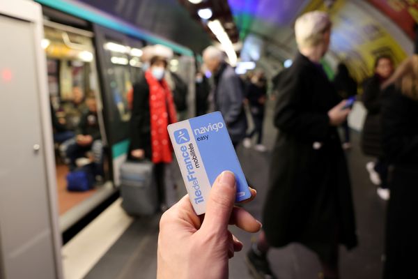 Le pass navigo pourrait passer de 75,20 euros à 90 euros par mois.