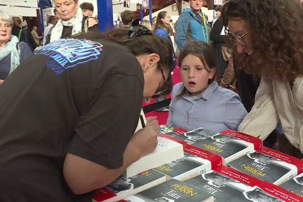 Pour l'édition 2024 de la Foire du livre de Brive-la-Gaillarde, Valérie Perrin était l'un des auteurs les plus attendus. Extrêmement populaire, elle a multiplié les ventes et les dédicaces.