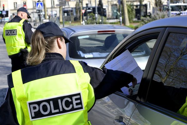 A Rennes, la police contrôle les déplacements en vérifiant les attestations