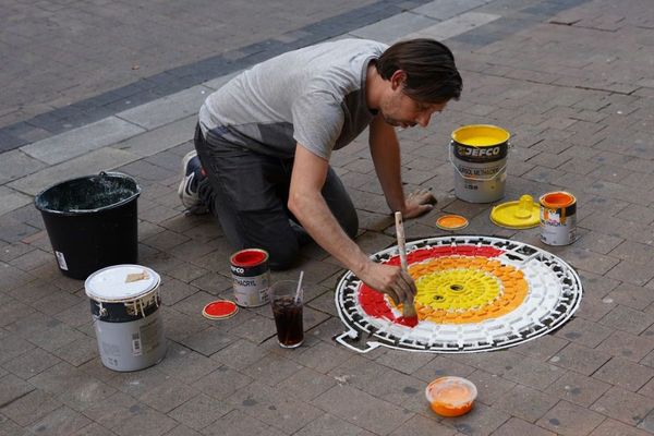 Charlie Devier à l'oeuvre dans le quartier Gambetta à Bordeaux.