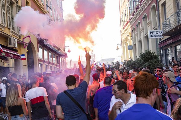 A Nice, certains ont voulu gâcher la victoire des Bleus en incendiant des voitures.