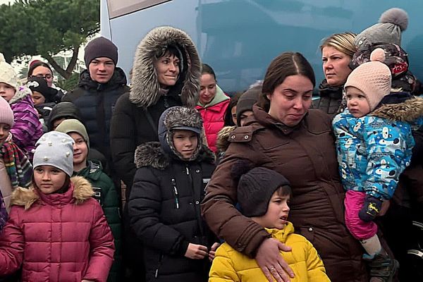 A droite, Marta, habitante de Lviv, et les réfugiés arrivés d'Ukraine, le 6 mars 2022