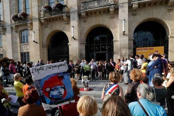 « Combien vaut la vie d’une femme ? », a interrogé lors du rassemblement Ernestine Ronai, responsable de l’observatoire départemental des violences envers les femmes, en appelant les pouvoirs publics à déployer des moyens.