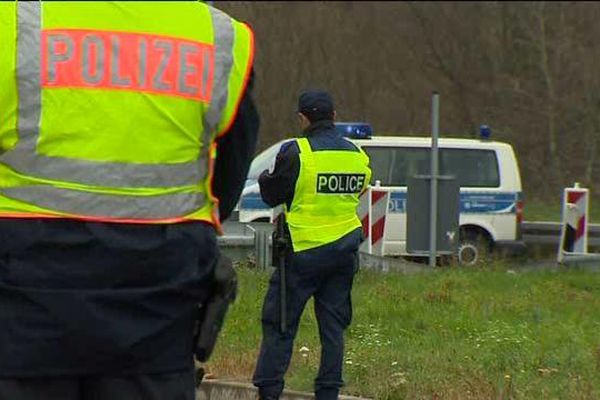 A la Brème d'Or (frontière sarroise), policiers allemands et français côte à côte.