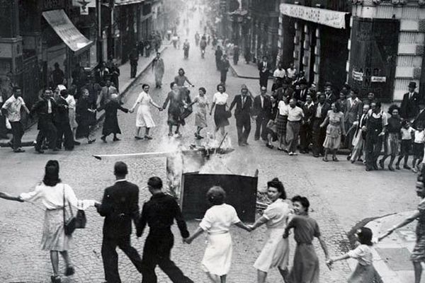 Liesse populaire dans les rue de Bordeaux libérée