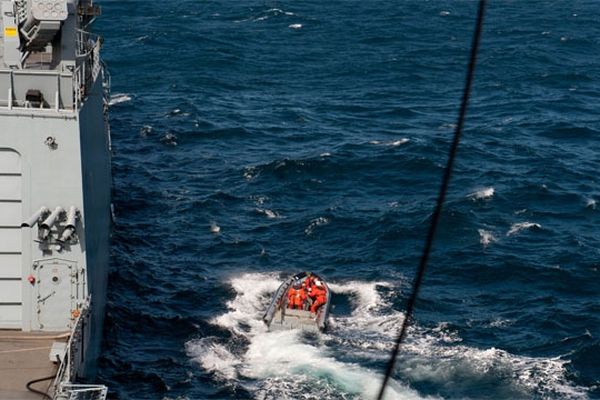 L'homme est récupéré grâce à la mise à l'eau d'un semi-rigide