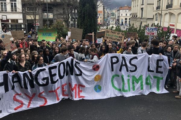 En mars 2019, de nombreux jeunes avaient participé à une marche pour le climat à Clermont-Ferrand.