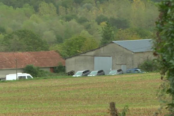 Corps de ferme où un homme s'est retranché le 27 octobre 2022 à Bassillon-Vauzé.