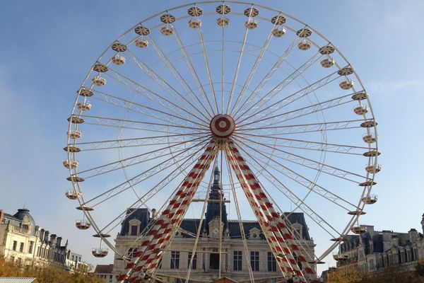 La grande roue sur la place de l'Hôtel de Ville à Poitiers 