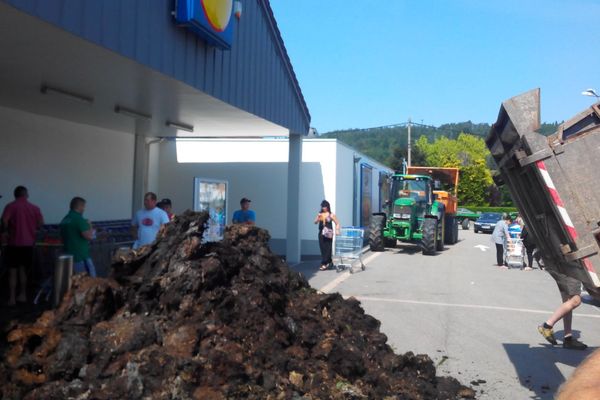 80 agriculteurs ont occupé des grandes enseignes de supermarché