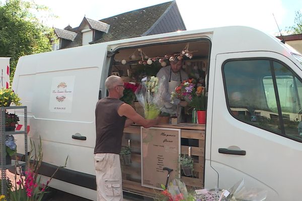 Dinkan Belguise pose son Flower Truck notamment dans le village de Candas (Somme).