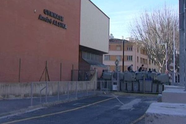 Les lycéens ont érigé une barricade de poubelles devant l'établissement. Perpignan le 28 janvier 2014.