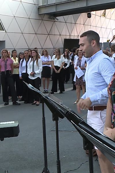 Lundi 2 septembre, les élèves du lycée hôtelier Georges Frêche à Montpellier ont eu droit a une rentrée en musique. L'Opéra de Montpellier a investi la cour pour proposer une sensibilisation à l'art lyrique.