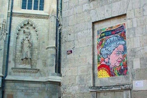 Un portrait de la reine d'Angleterre a été collé près de la cathédrale d'Amiens