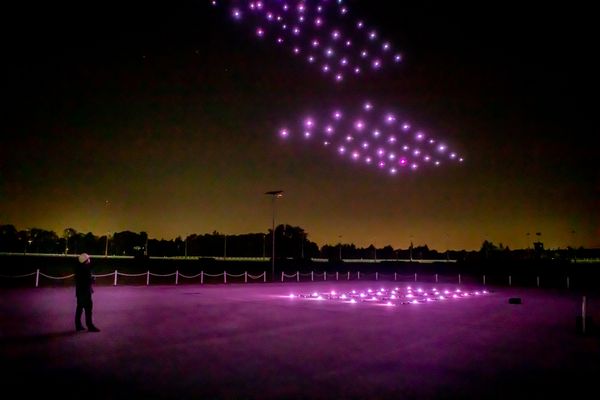 Un spectacle de drones lumineux est proposé, ce vendredi 12 juillet 2024, aux visiteurs des Fêtes maritimes, à 23 h