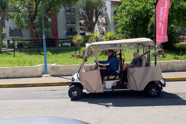 Un coiffeur de Mandelieu s'est reconverti en taxi-coiffeur afin de pouvoir amener les séniors à son salon.