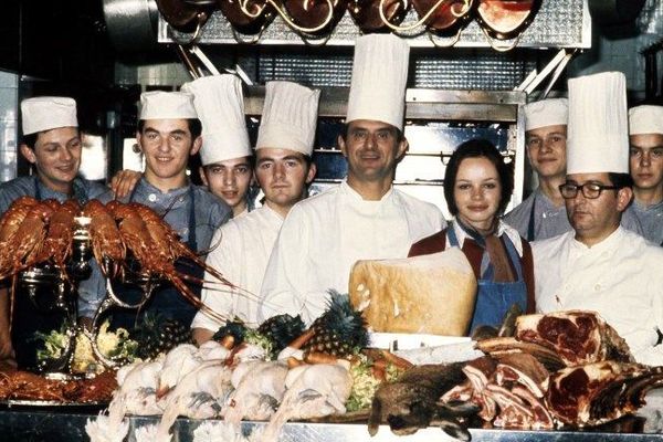 Paul Bocuse dans ses cuisines en novembre 1973. Depuis huit années, il est gratifié de trois étoiles au Michelin.