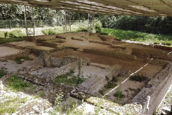 Les vestiges de la villa Brachaud sont visibles au nord de Limoges dans le bois qui jouxte le lac d’Uzurat