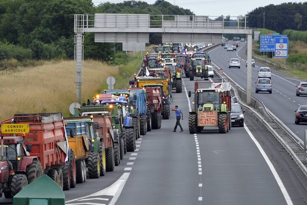 Manifestation d'agriculteurs une une autoroute, le 19 juillet près de Caen.