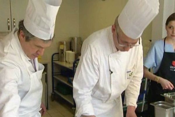 Le chef Hubert Maetz en cuisine à la maison de retraite de Rosheim