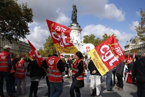 Un millier de personnes se sont rassemblées ce mardi place de la République à Paris pour défendre les libertés syndicales.