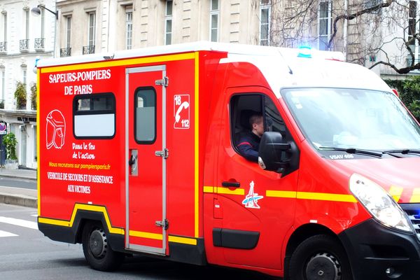 Une intervention des pompiers est en cours rue de Longchamps à Paris.